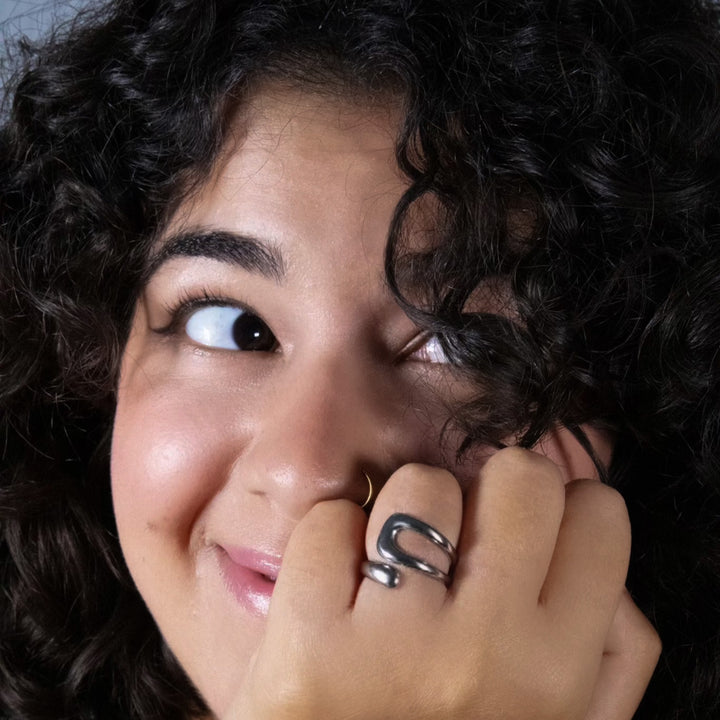 Een statement ring in één maat. De wikkelring is verkrijgbaar in Gerecycleerd goud of Gerecycleerd zilver. Het perfecte cadeau.