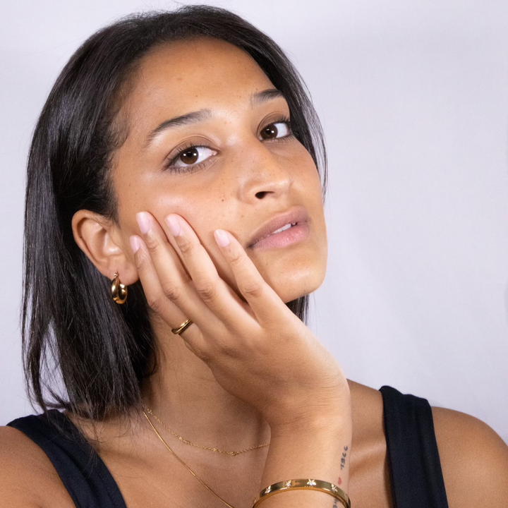 Chubby gold hoop earrings. 

Mollige gouden oorringen.

Boucles d'oreilles créoles en or potelées.