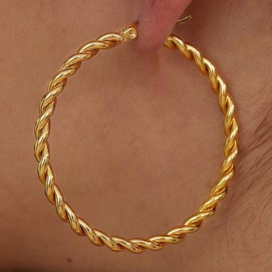 Large twisted hoops in gold


Grandes créoles torsadées en or

Grote gedraaide hoepels in goud