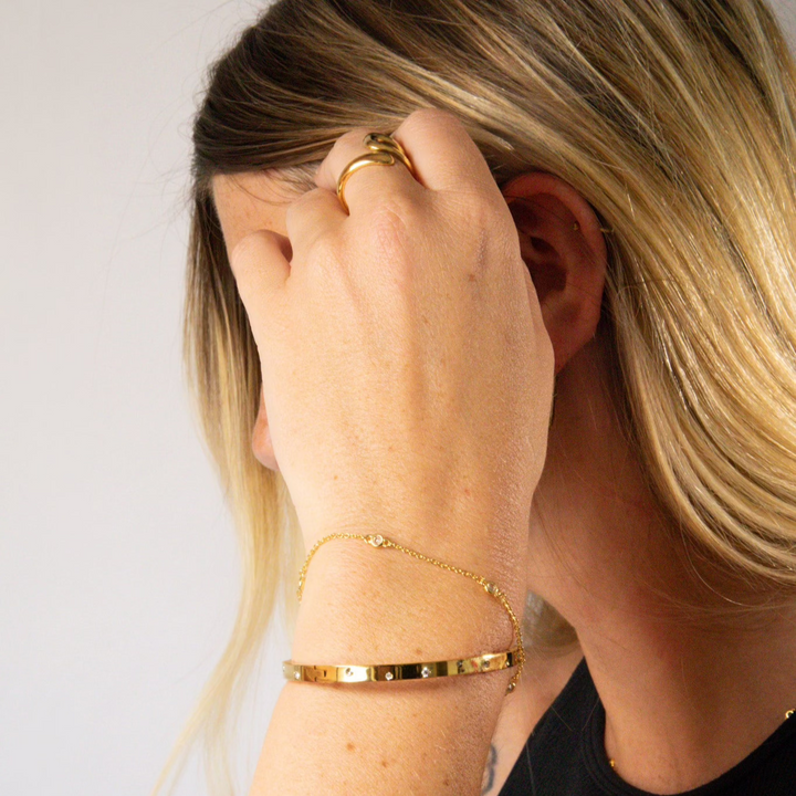 A gold bangle with shine. Hinged for easy opening. Made from recycled gold. The perfect gift for someone special.