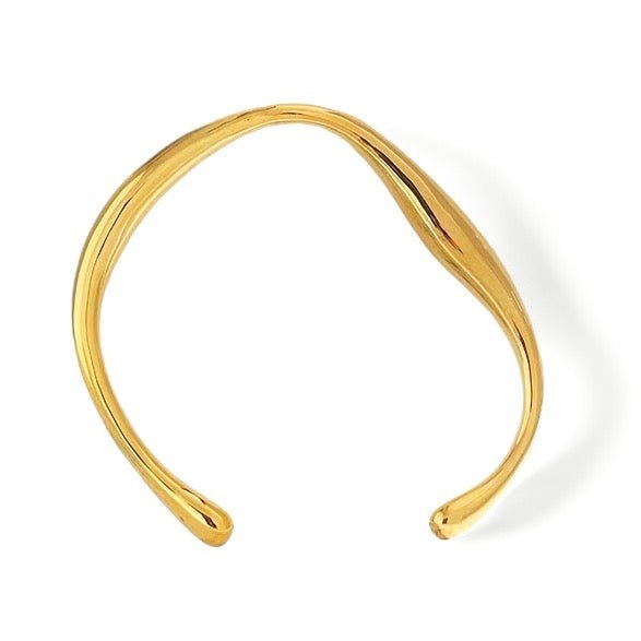 Een onregelmatig gevormde armband in goud of zilver. Gemaakt van Gerecycleerd goud en Gerecycleerd zilver. Het perfecte cadeau.