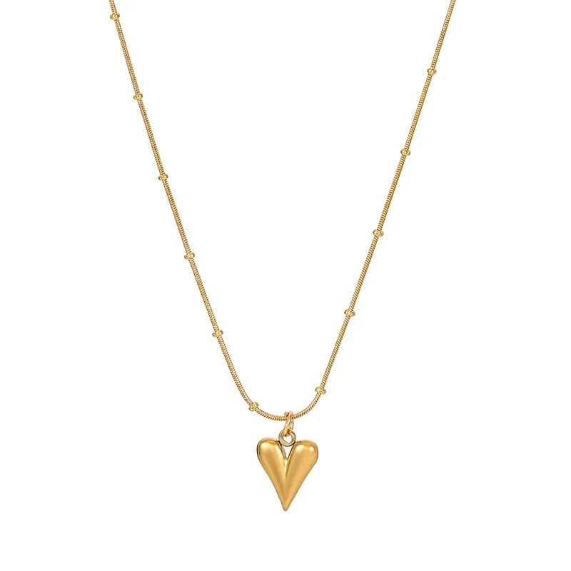 A heart necklace with matching earrings. 

Un collier cœur avec des boucles d'oreilles assorties.

Een hartjesketting met bijpassende oorbellen.