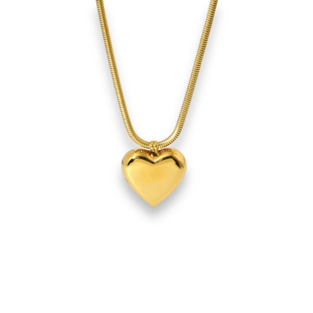 Een hart ketting aan een gouden ketting. Gemaakt van Gerecycleerd goud. Een perfect cadeau voor degene van wie je houdt.