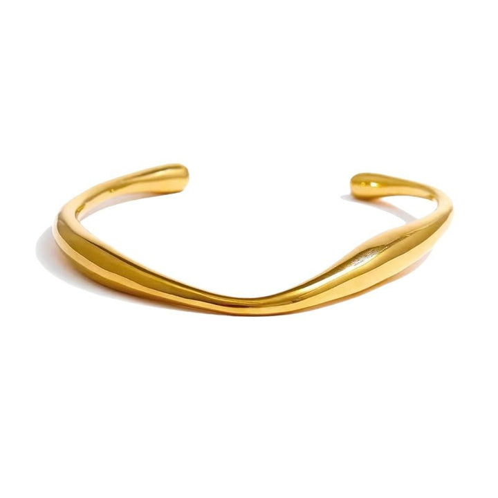 Een onregelmatig gevormde armband in goud of zilver. Gemaakt van Gerecycleerd goud en Gerecycleerd zilver. Het perfecte cadeau.