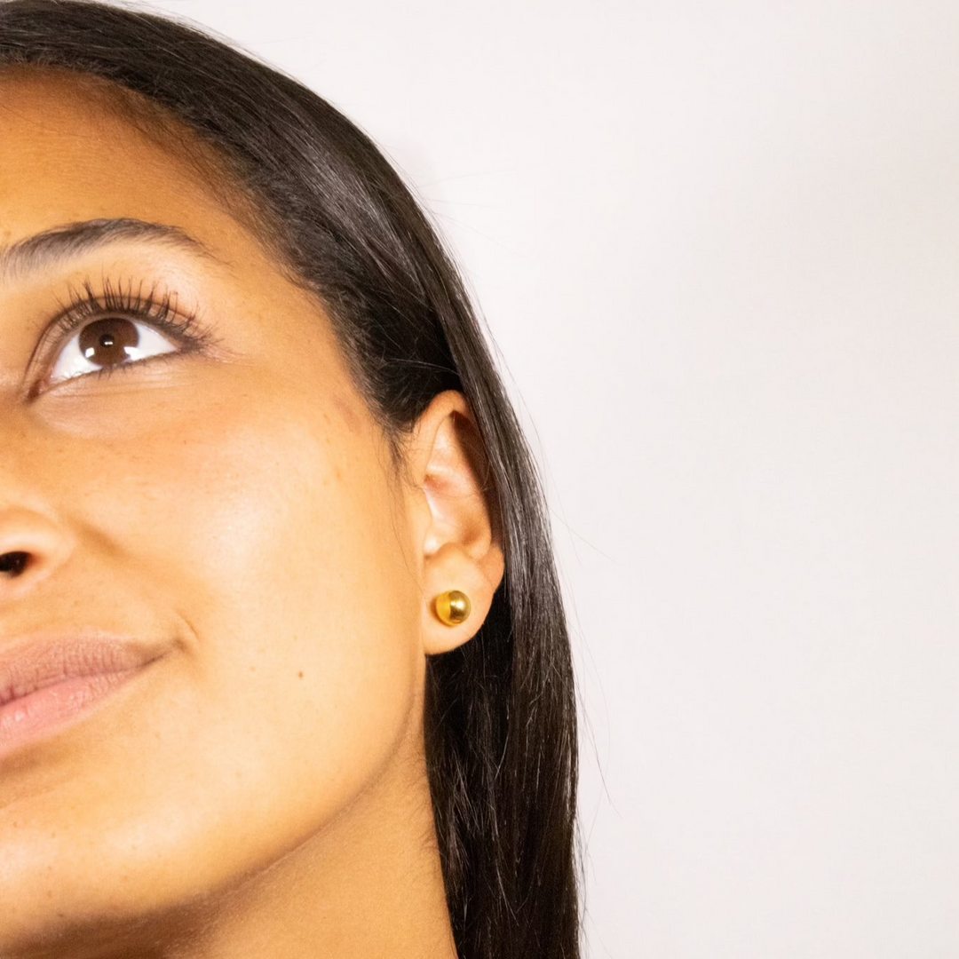 A simple yet chic stud earring featuring an 8mm ball and an 11mm shaft. 

Une boucle d'oreille simple mais chic avec une boule de 8 mm et une tige de 11 mm.


Een eenvoudige maar chique oorknopje met een balletje van 8 mm en een schacht van 11 mm.