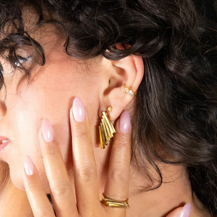 Lucid signature gold earrings. 

Heldere kenmerkende gouden oorbellen.

Boucles d'oreilles en or signature Lucid.