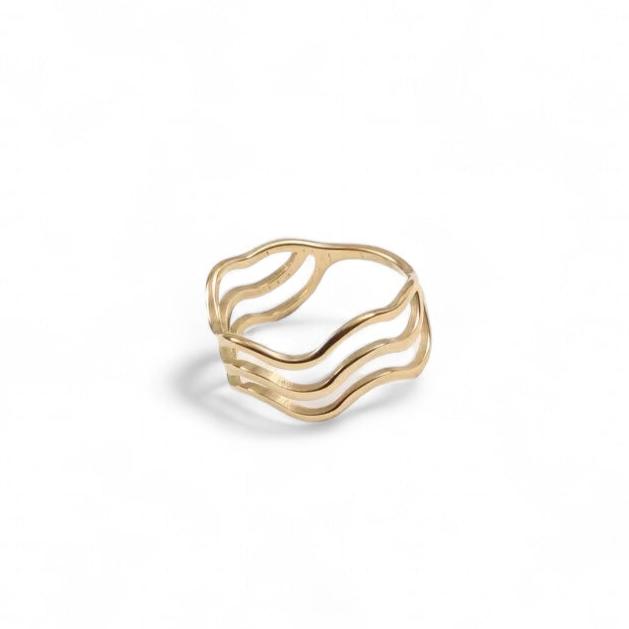 gold triple ring in a wave pattern

gouden drievoudige ring in golfpatroon

triple bague en or à motif de vagues