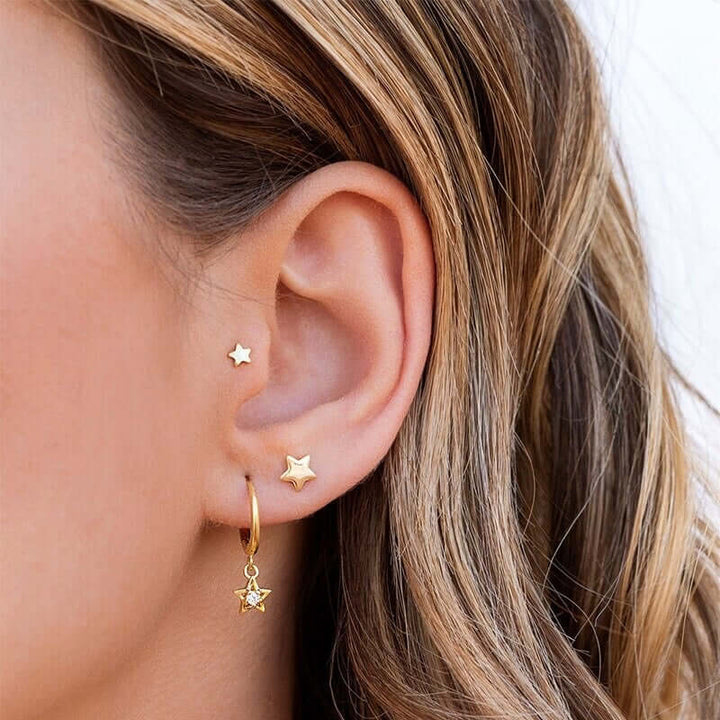 three pack star earrings, studs and hoops. 

lot de trois boucles d'oreilles, clous et créoles étoiles.

Set van drie oorbellen met sterren, studs en ringetjes.