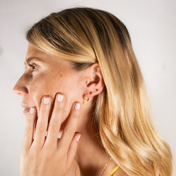 three pack star earrings, studs and hoops. 

lot de trois boucles d'oreilles, clous et créoles étoiles.

Set van drie oorbellen met sterren, studs en ringetjes.