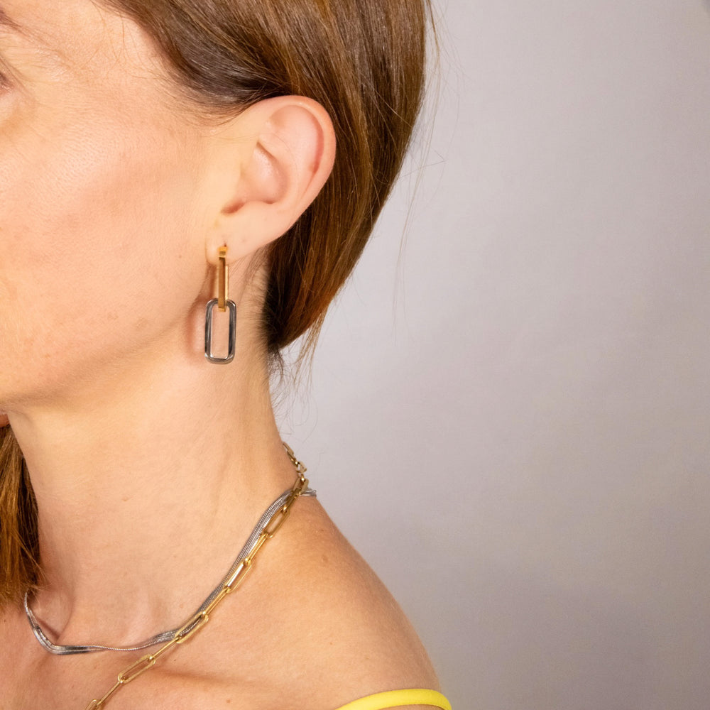 Sustainable tone earrings that can be worn two ways. 

Boucles d'oreilles aux tons durables qui peuvent être portées de deux façons.

Duurzame toonoorbellen die op twee manieren gedragen kunnen worden.