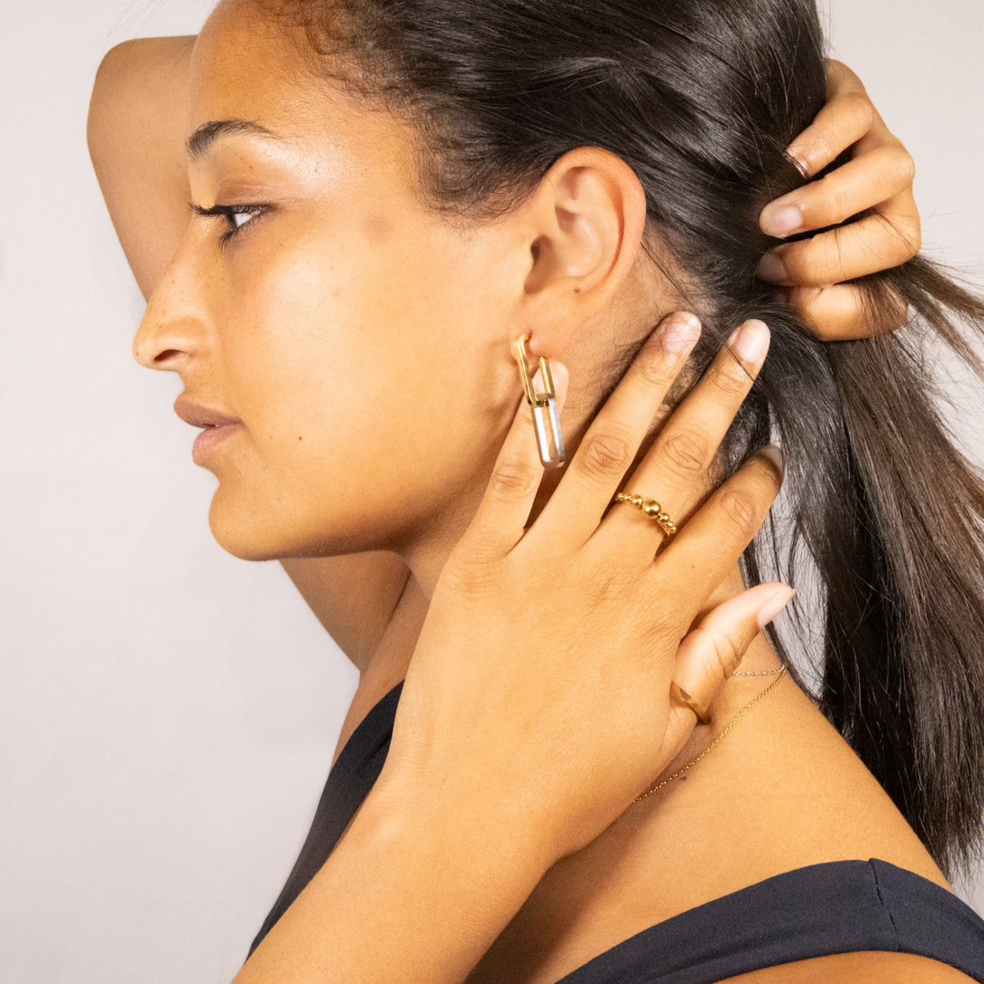 Sustainable tone earrings that can be worn two ways. 

Boucles d'oreilles aux tons durables qui peuvent être portées de deux façons.

Duurzame toonoorbellen die op twee manieren gedragen kunnen worden.