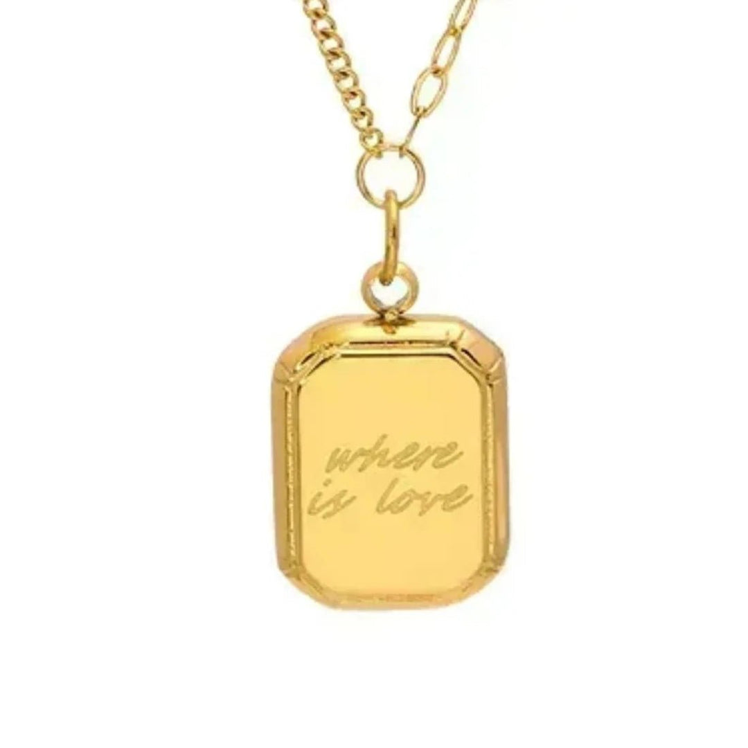 Een gegraveerde gouden ketting met de tekst "where is the love". Paperclip ketting gemaakt met 100% Gerecycleerd goud.