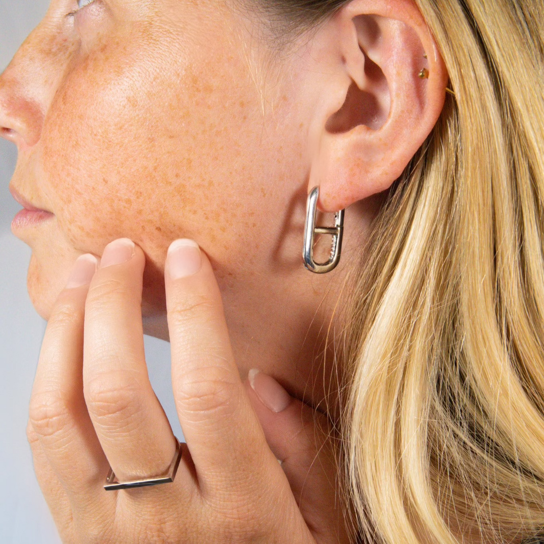 Un petit bijou minimaliste et délicat Bague en argent ou or recyclé. Le cadeau idéal. Fabriqué de manière durable.