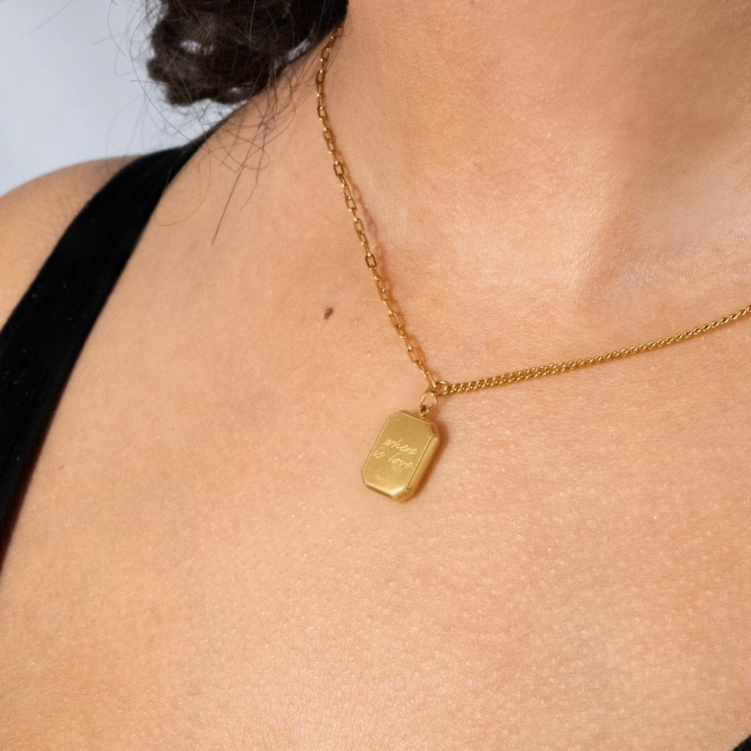 Un collier en or gravé qui dit "where is the love". Chaîne en forme de trombone fabriquée avec de l'or 100 % recyclé.