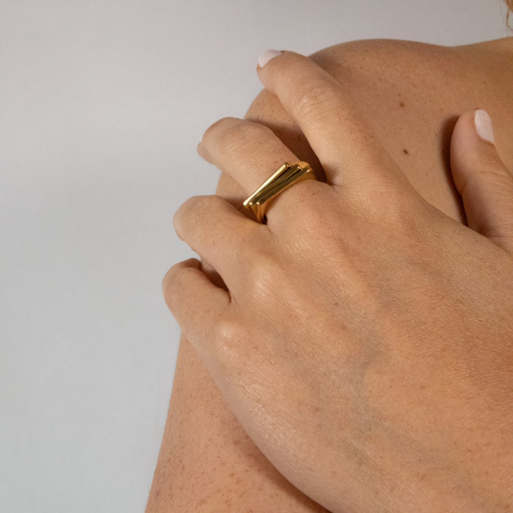 Notre Bague est fabriqué à partir d'or recyclé à 100 %. Non ternissant et hypoallergénique, il est disponible en 5 tailles.