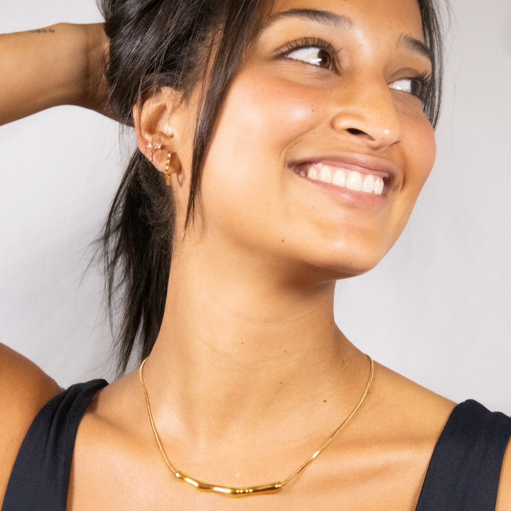 Un collier au design de bambou fabriqué à partir d'or ou d'argent recyclé. Le cadeau idéal pour faire sensation.