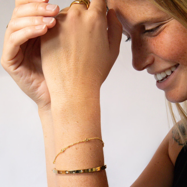 Un bracelet en or brillant. Il s'ouvre facilement grâce à une charnière. Fabriqué à partir d'or recyclé. Le cadeau idéal pour quelqu'un de spécial.