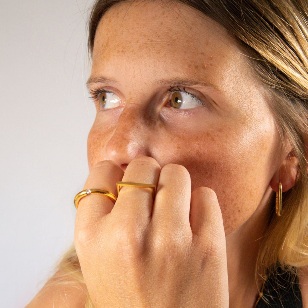 Un Bague en argent ou un Bague en or avec un centre étincelant. Durable, anti-ternissement, hypoallergénique. Le cadeau idéal.