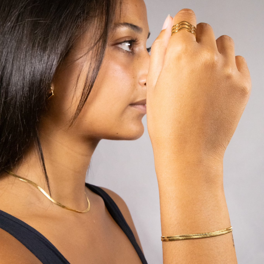 Een essentiële armband van Gerecycleerd goud of zilver. Water-, hitte- en zweetbestendig voor dagelijks gebruik.